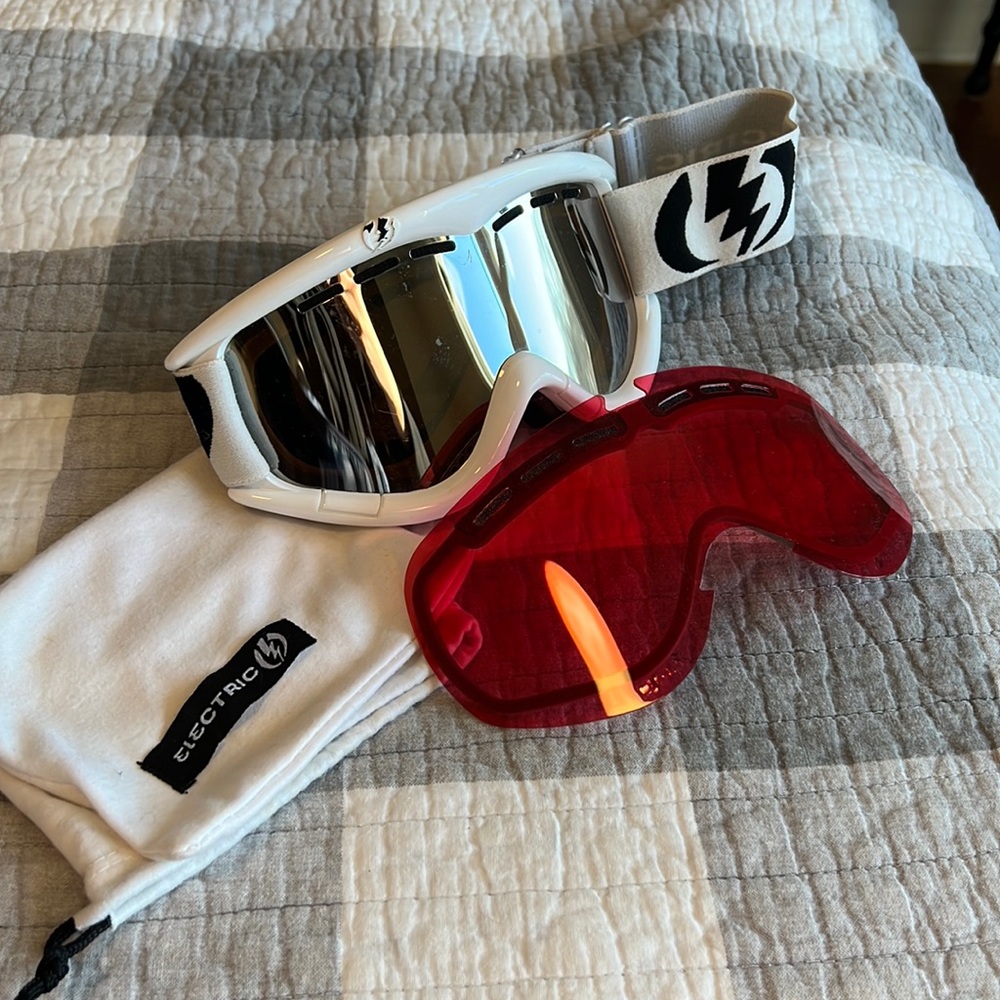 Electric snowboard/ski goggles with day lens